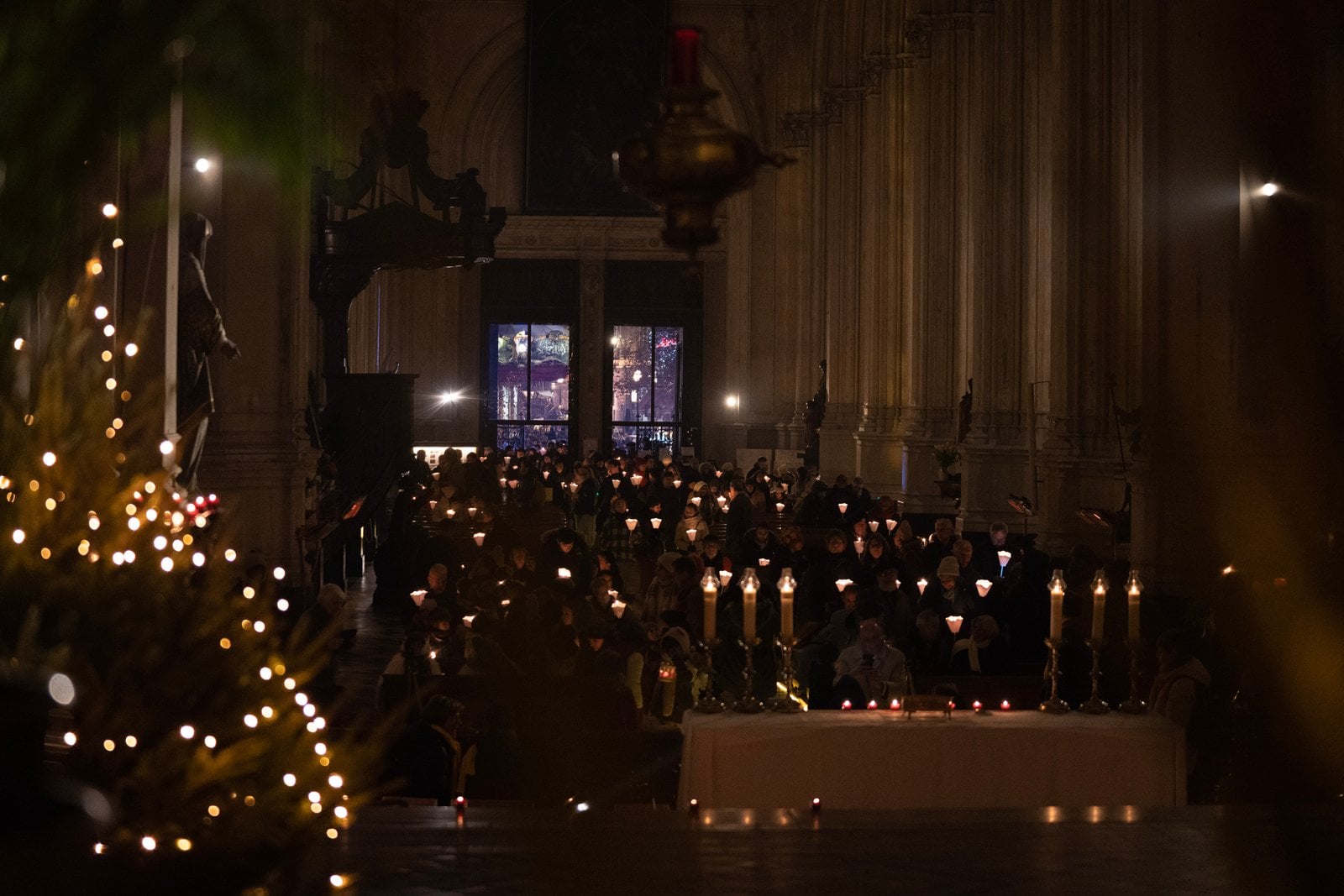 L'intérieur de l'église éclairé par des bougies pendant la veillée